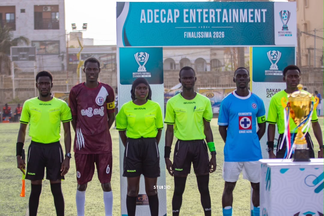 Joueurs de football universitaire africain célébrant un but