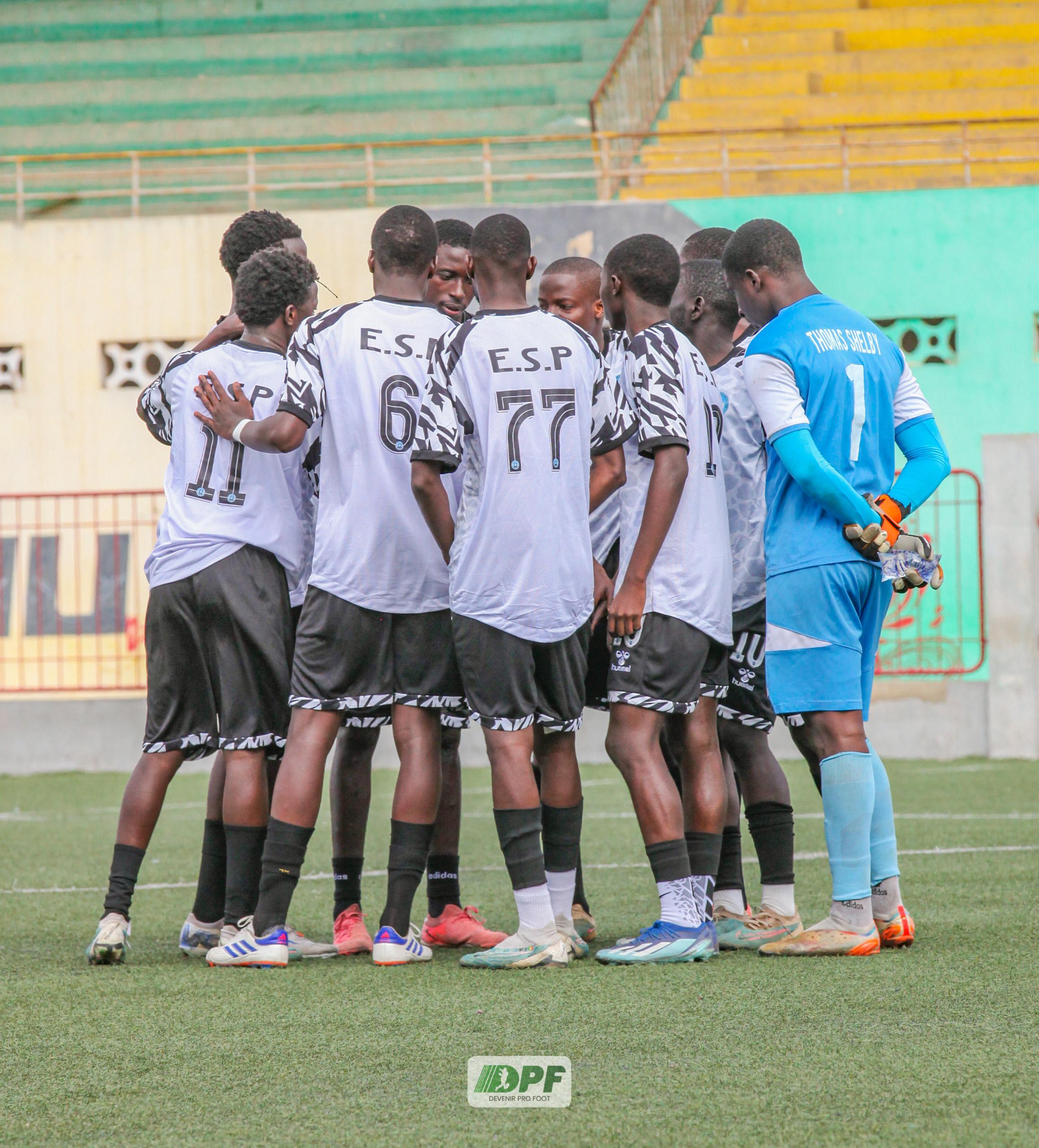 Joueurs de football universitaire africain célébrant un but
